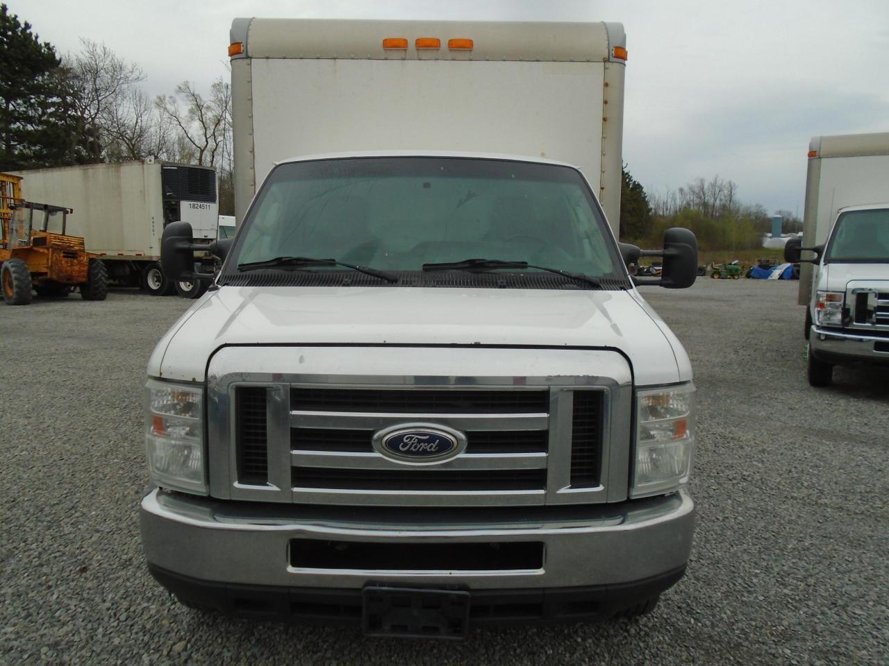 2015 Ford Econoline E-450 Super Duty 176  DRW - Photo #2