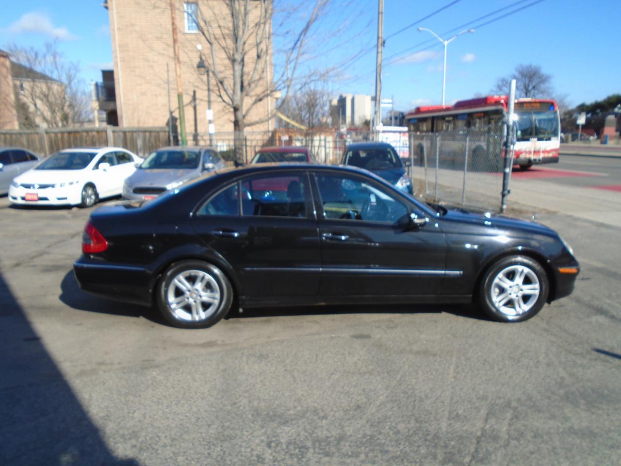 2009 Mercedes-Benz E-Class DIESEL/ SHOWROOM CONDITION/ LOADED / ONE OWNER / - Photo #4