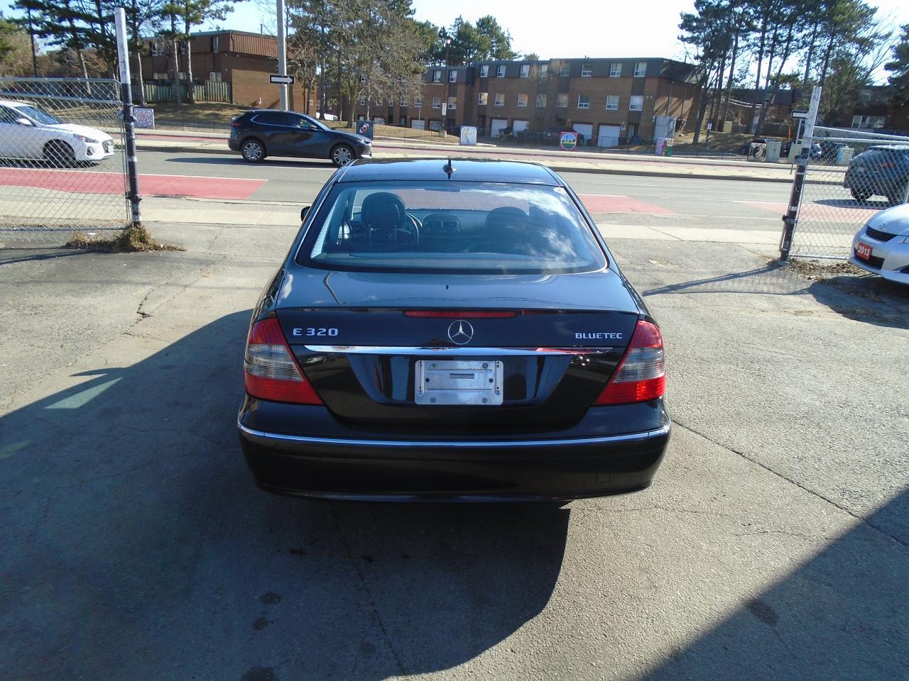 2009 Mercedes-Benz E-Class DIESEL/ SHOWROOM CONDITION/ LOADED / ONE OWNER / - Photo #6