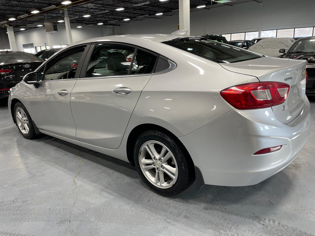 2016 Chevrolet Cruze LT Photo2