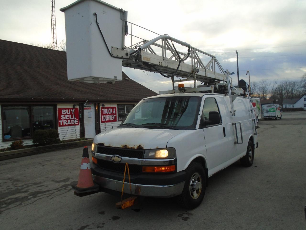 2011 Chevrolet Express 3500 BUCKET TRUCK - Photo #2