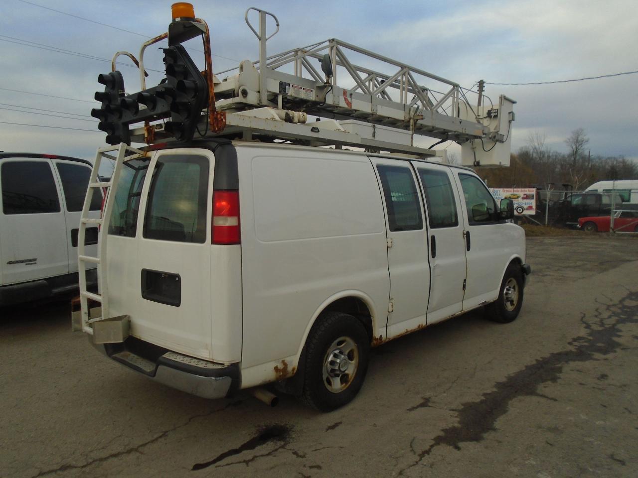 2011 Chevrolet Express 3500 BUCKET TRUCK - Photo #23