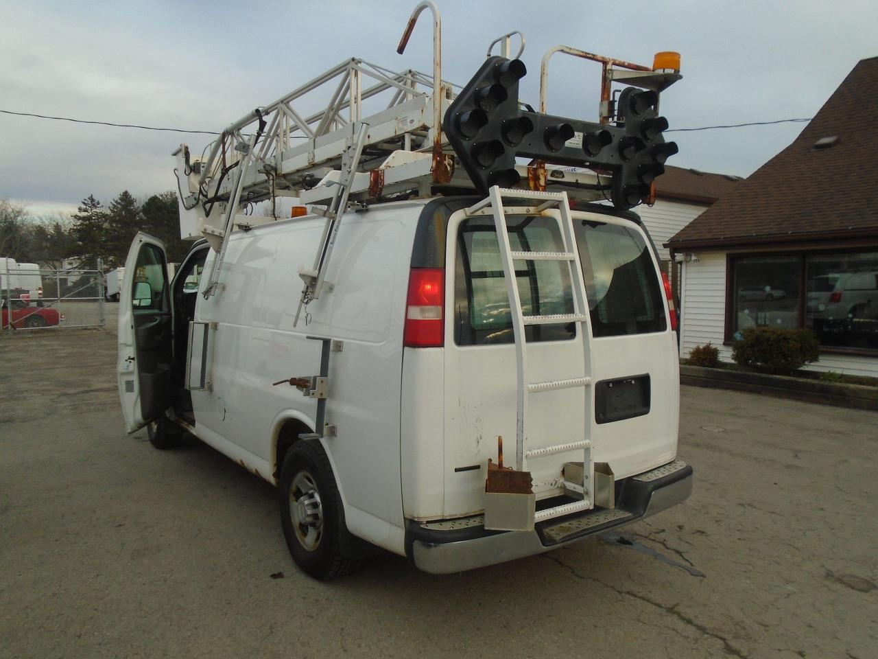 2011 Chevrolet Express 3500 BUCKET TRUCK - Photo #24