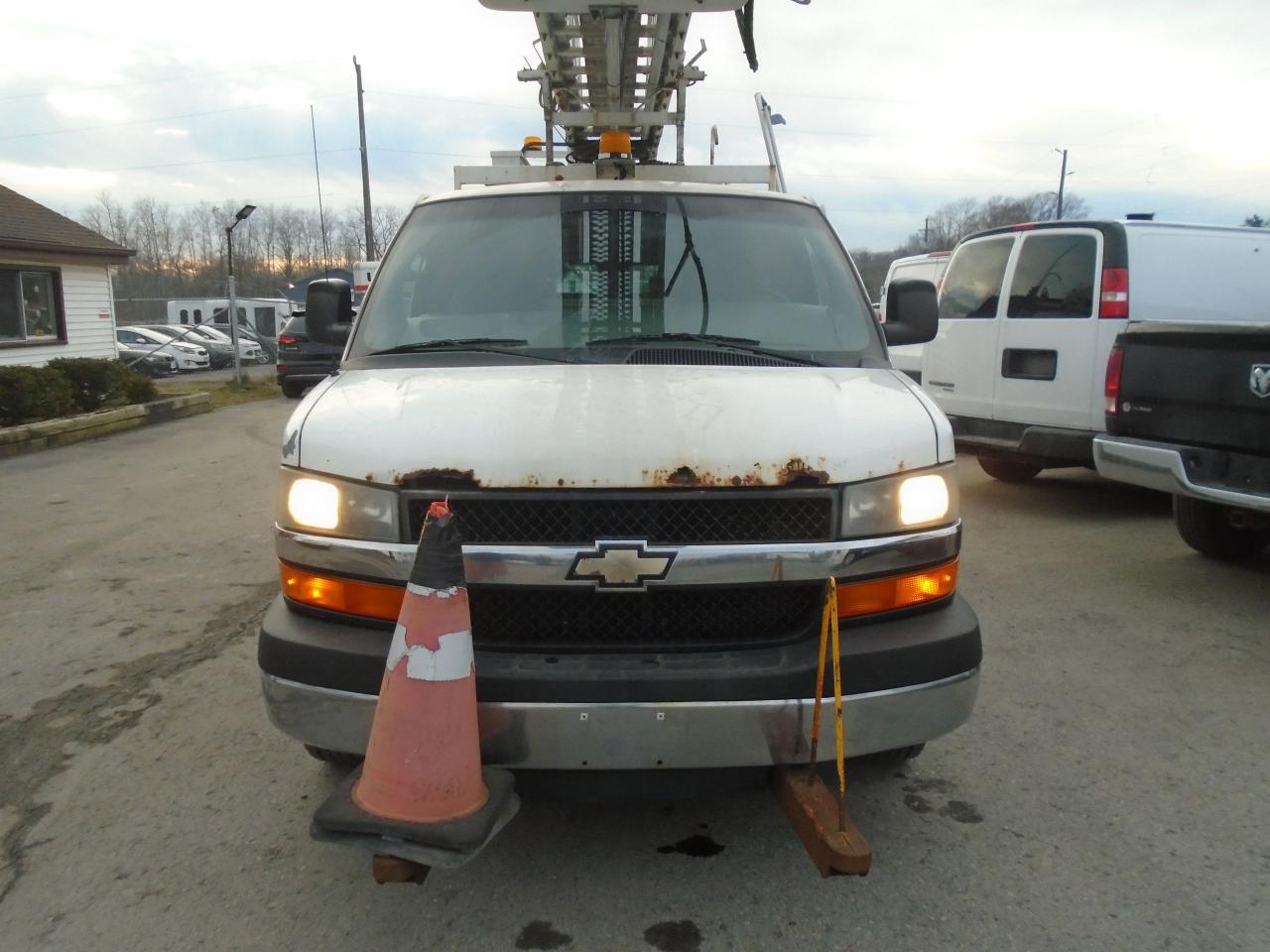 2011 Chevrolet Express 3500 BUCKET TRUCK - Photo #27