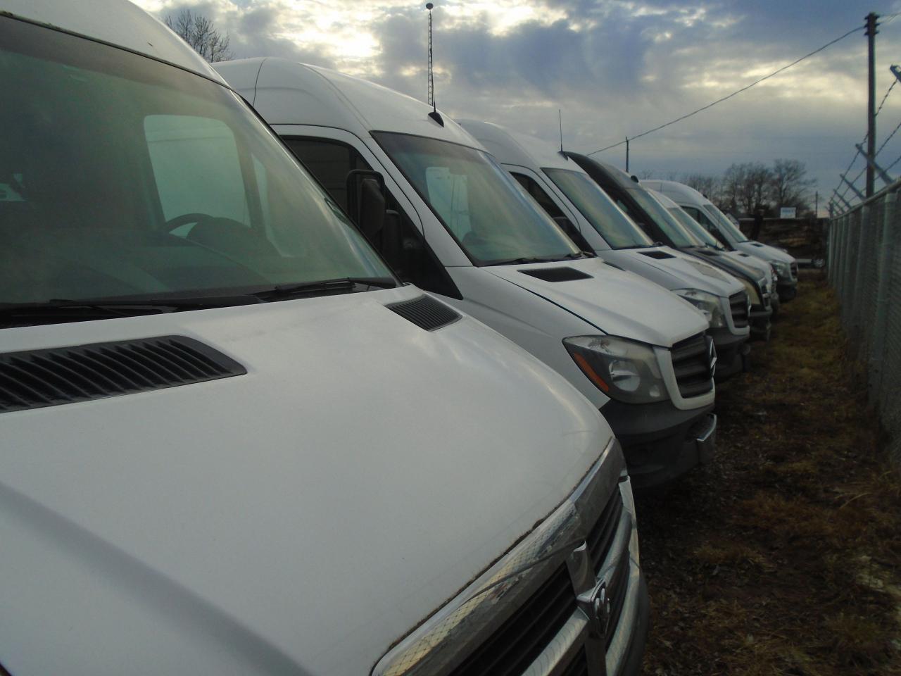 2011 Chevrolet Express 3500 BUCKET TRUCK - Photo #36
