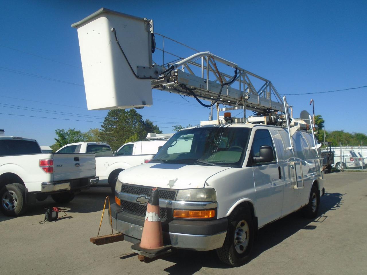 Used 2011 Chevrolet Express 3500 BUCKET TRUCK for sale in Fenwick, ON