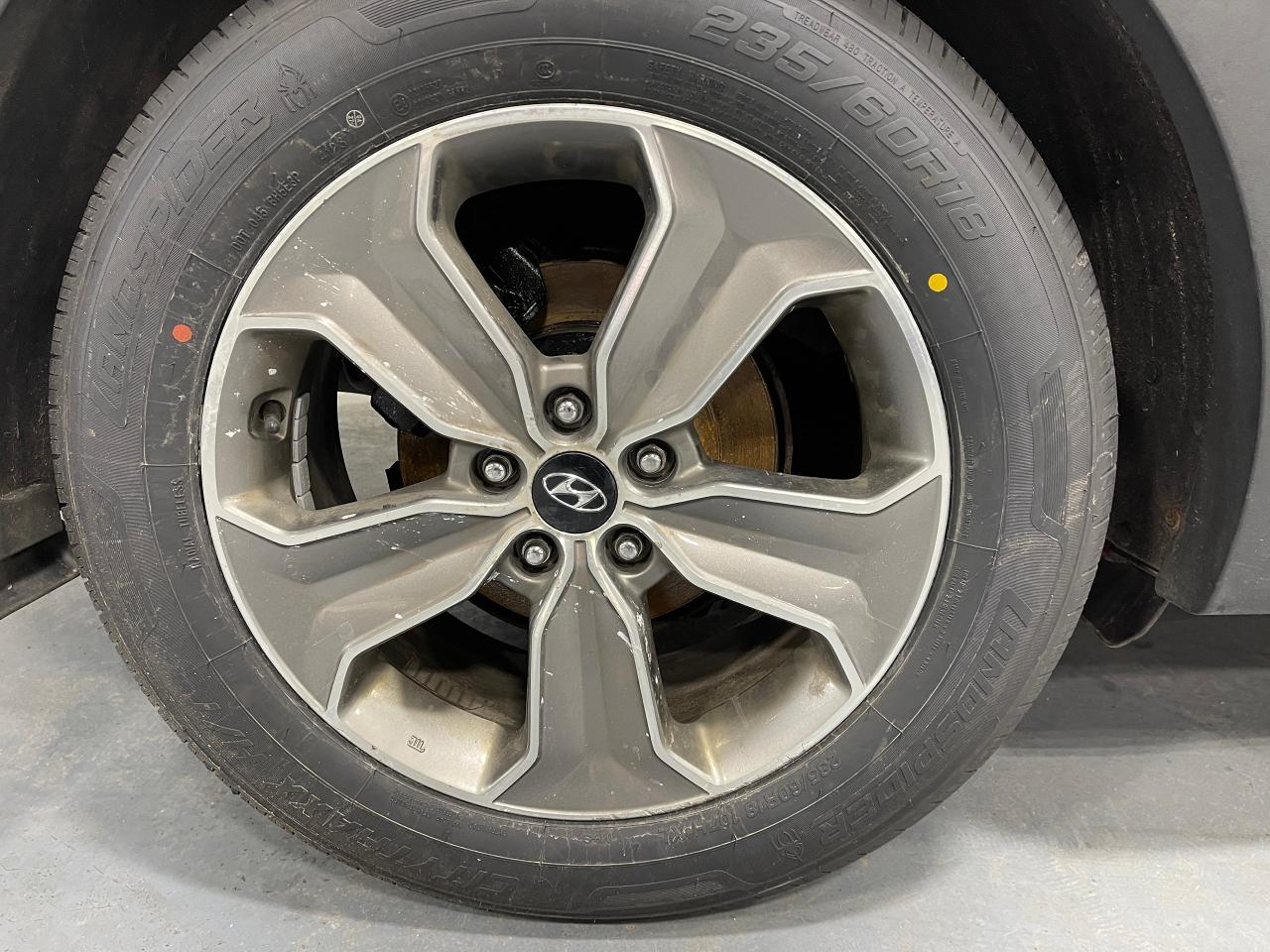 2016 Hyundai Santa Fe FWD 4DR 3.3L AUTO - Photo #10