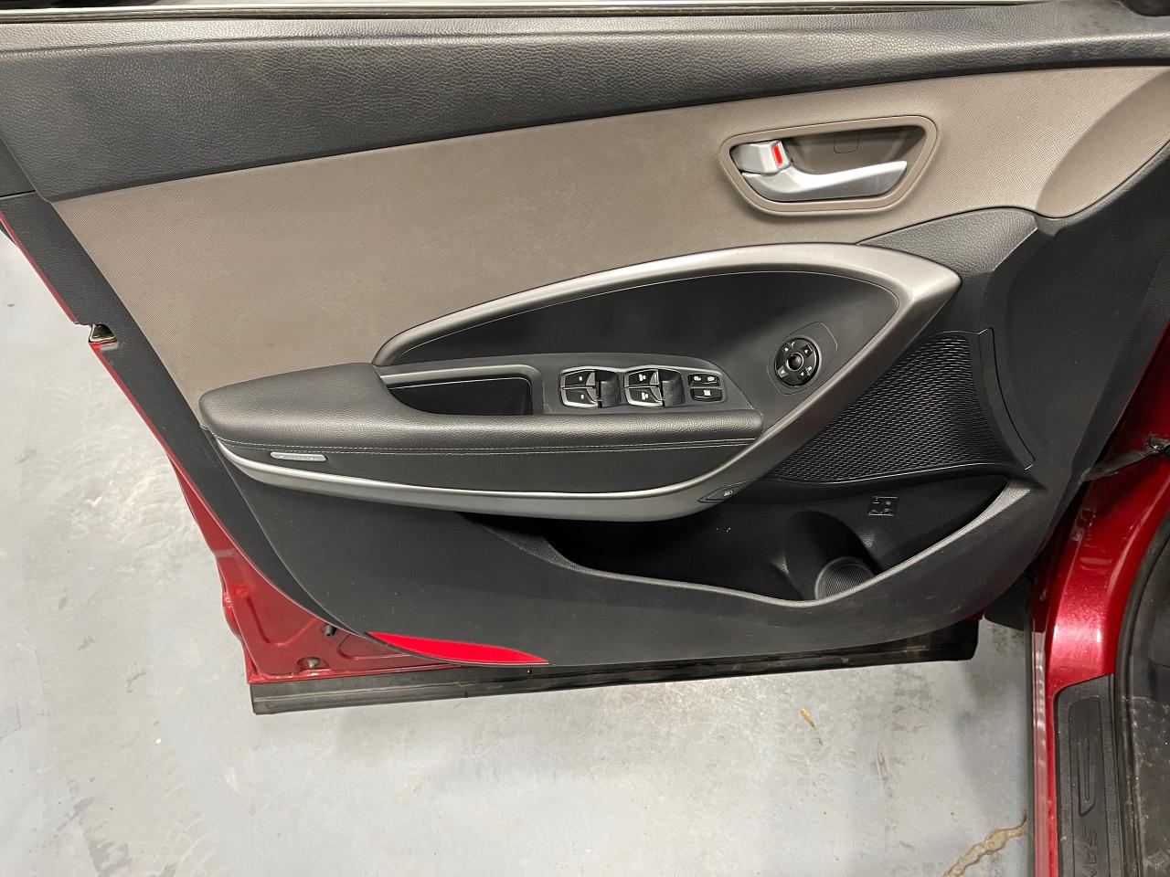 2016 Hyundai Santa Fe FWD 4DR 3.3L AUTO - Photo #12