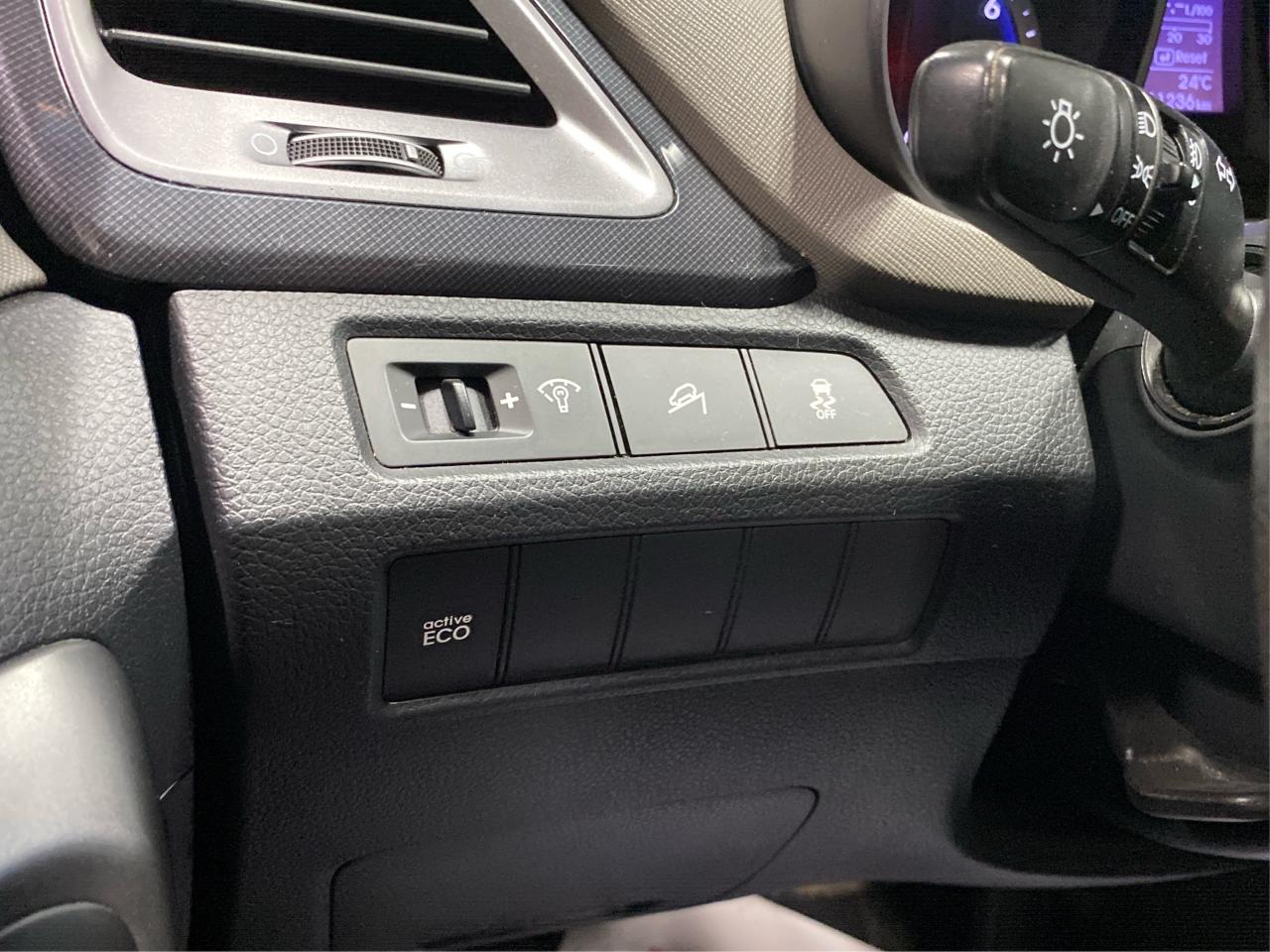 2016 Hyundai Santa Fe FWD 4DR 3.3L AUTO Photo