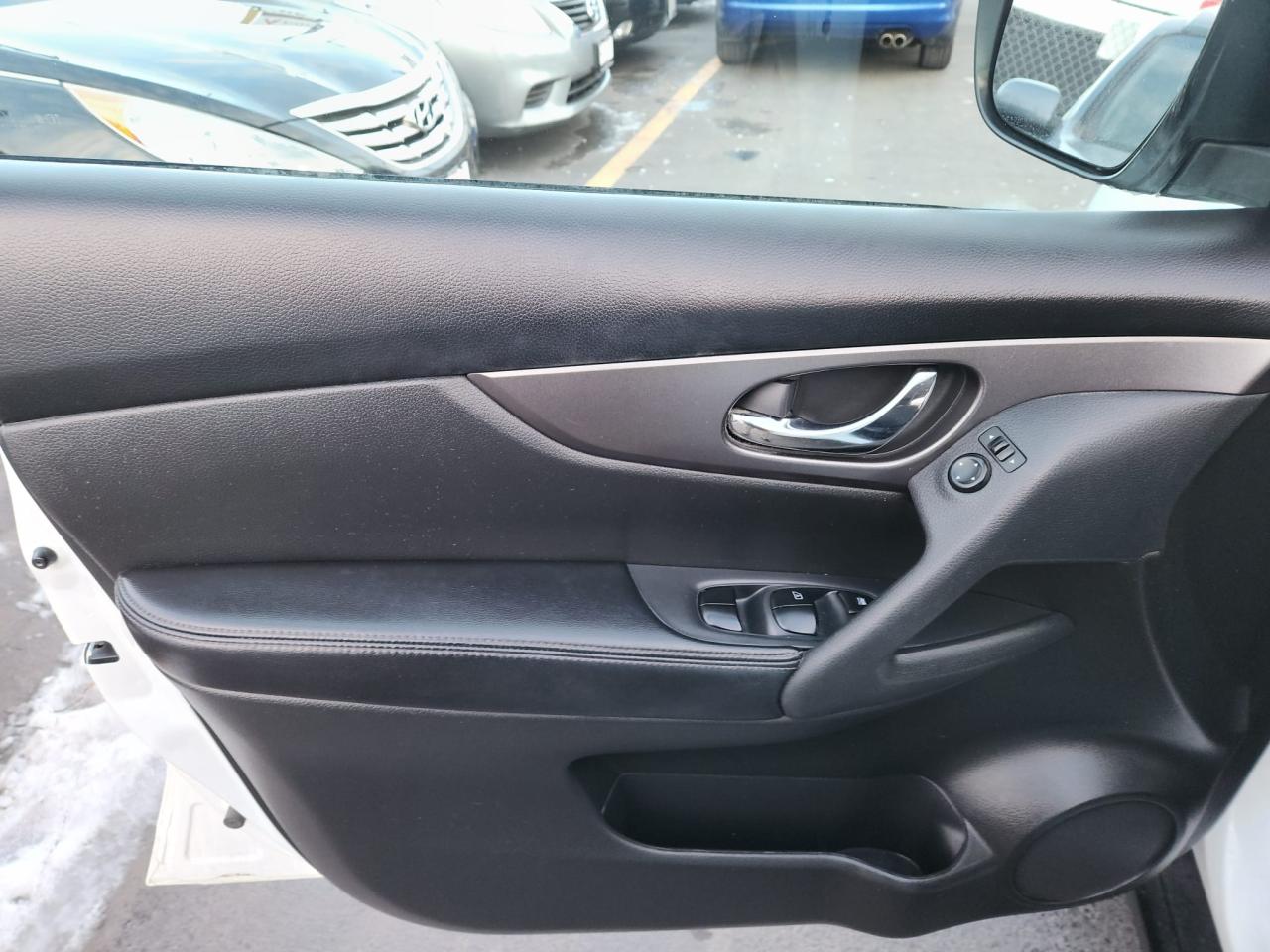 2015 Nissan Rogue FWD 4dr S - Photo #29