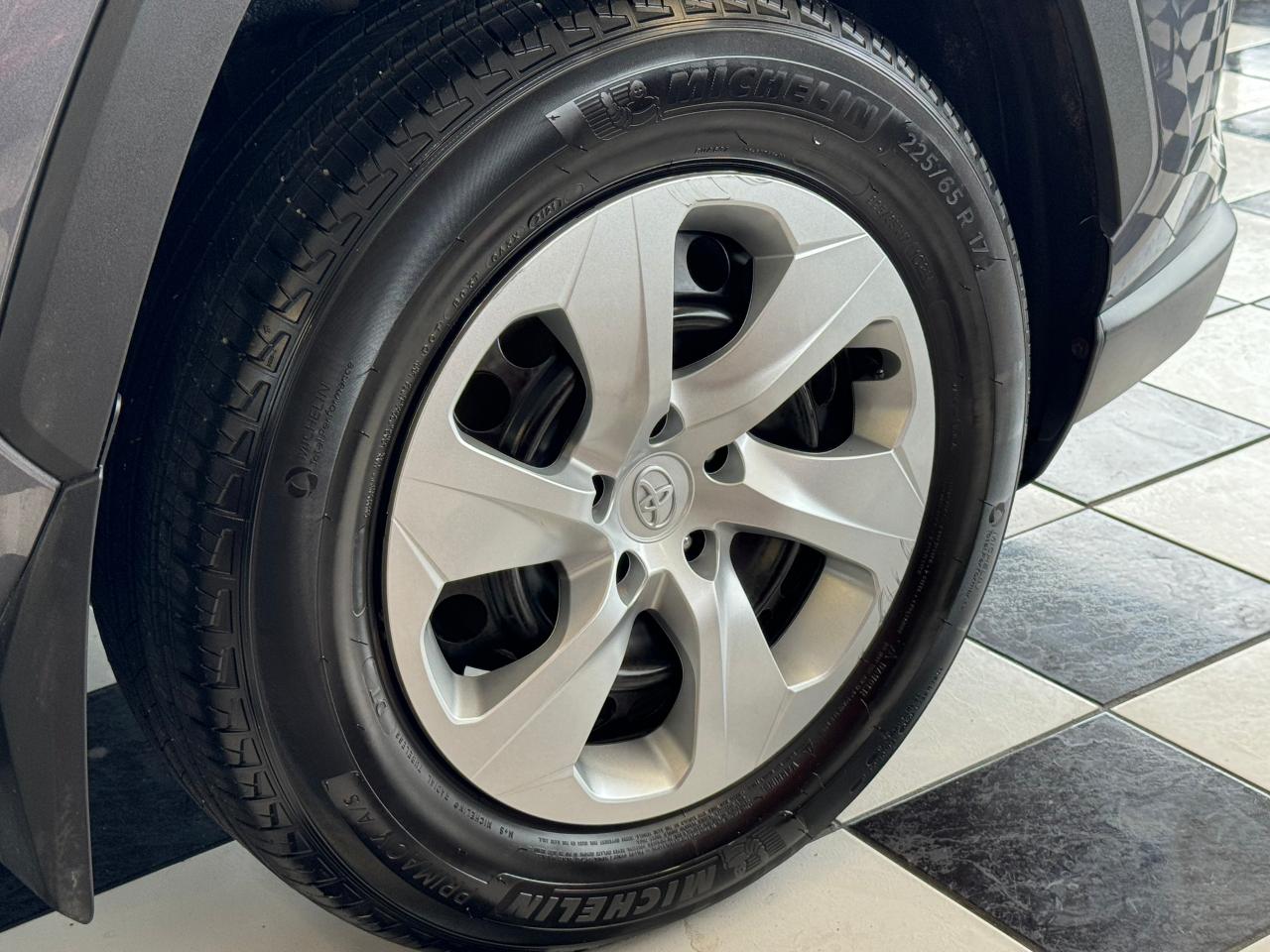 2021 Toyota RAV4 LE AWD+ApplePlay+Adaptive Cruise+CLEAN CARFAX - Photo #56