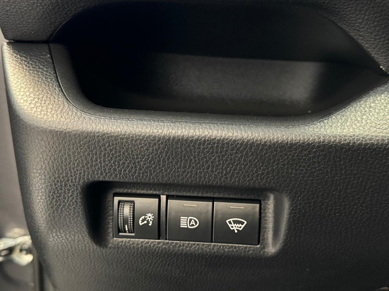 2021 Toyota RAV4 LE AWD+ApplePlay+Adaptive Cruise+CLEAN CARFAX Photo48
