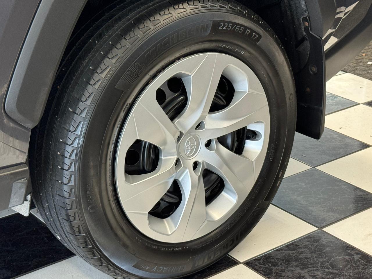 2021 Toyota RAV4 LE AWD+ApplePlay+Adaptive Cruise+CLEAN CARFAX - Photo #54