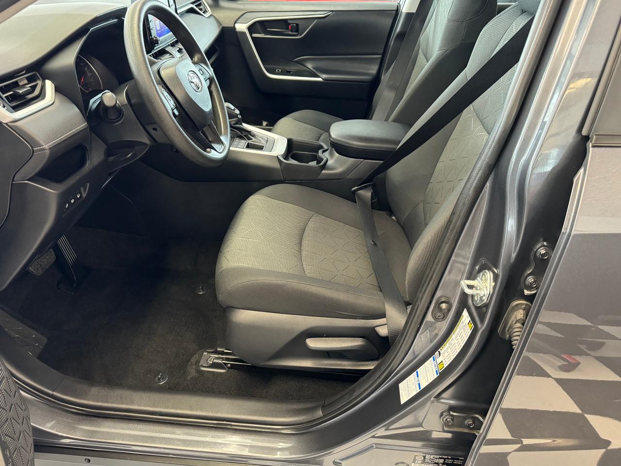 2021 Toyota RAV4 LE AWD+ApplePlay+Adaptive Cruise+CLEAN CARFAX Photo18