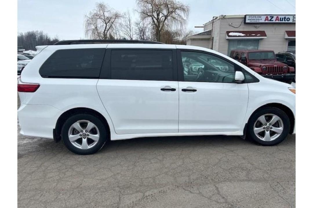 2020 Toyota Sienna Luxury - Photo #2