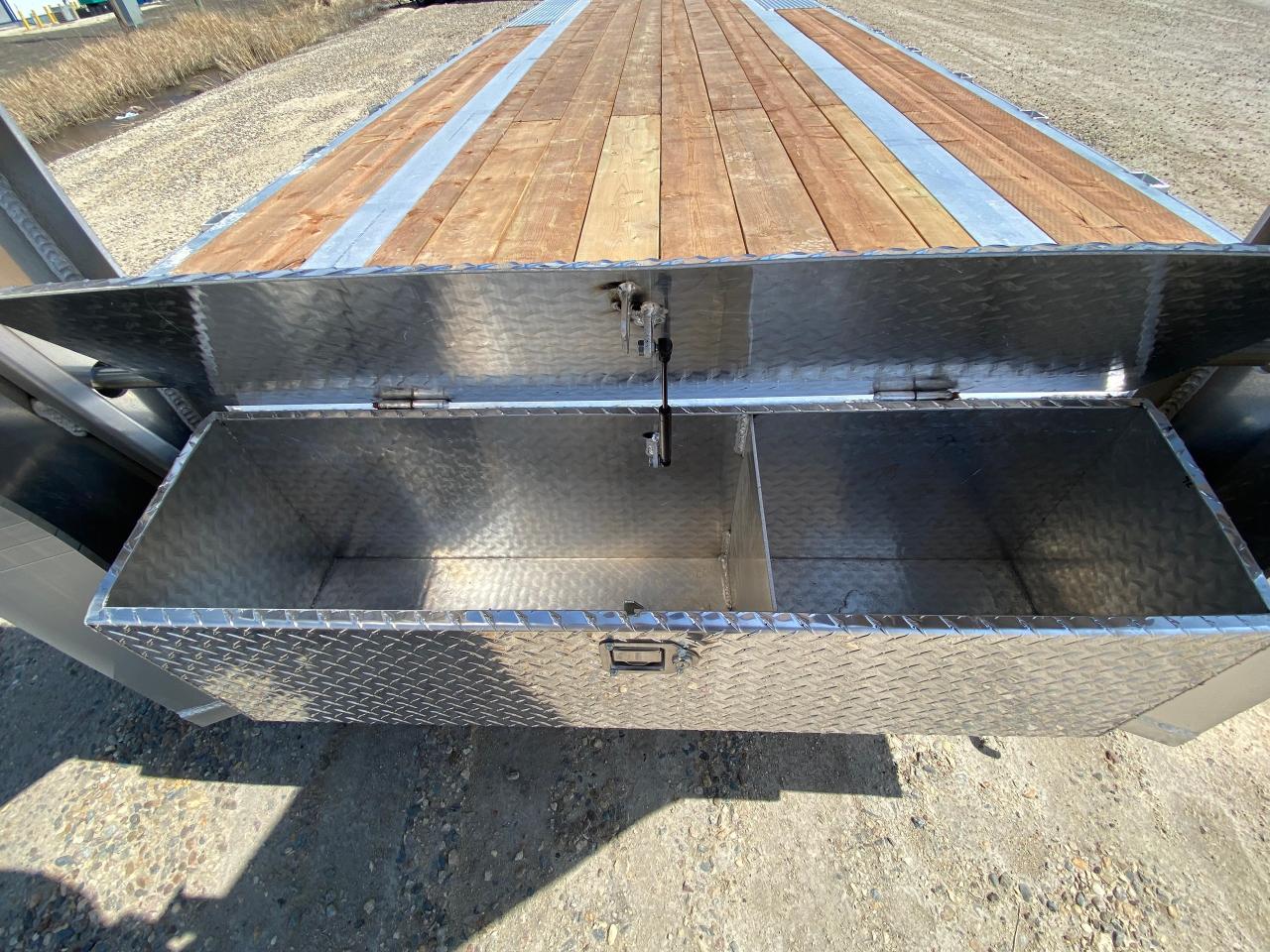 2024 Nordtek Gooseneck 102" X 30' Triple Axle Deckover Photo3
