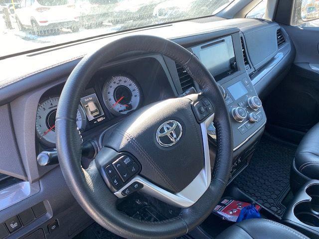 2017 Toyota Sienna SE - Photo #9
