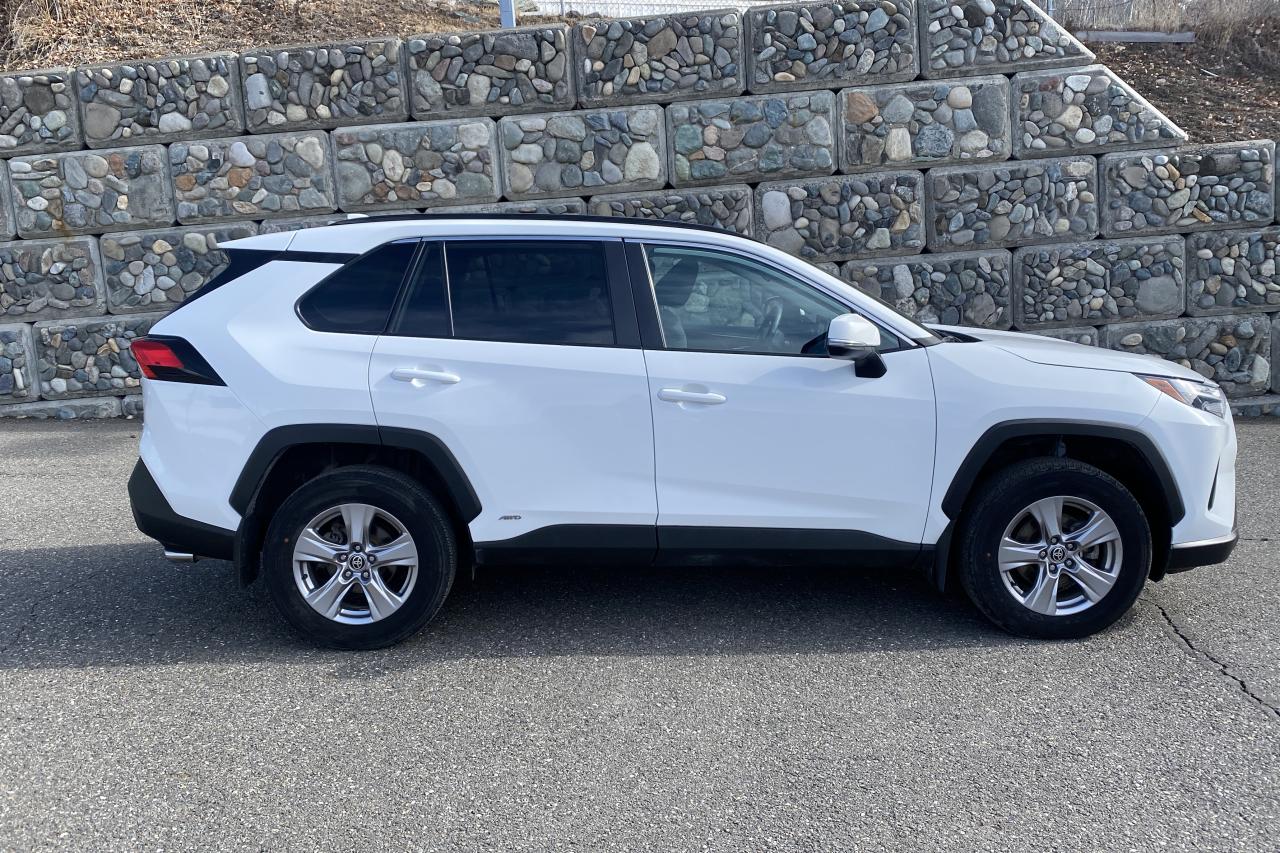 2022 Toyota RAV4 Hybrid XLE Photo