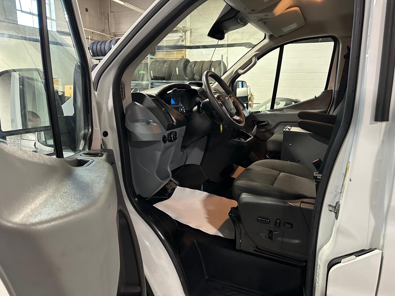 2019 Ford Transit DIESLE T-150 130" LOW RF 8600 - Photo #9