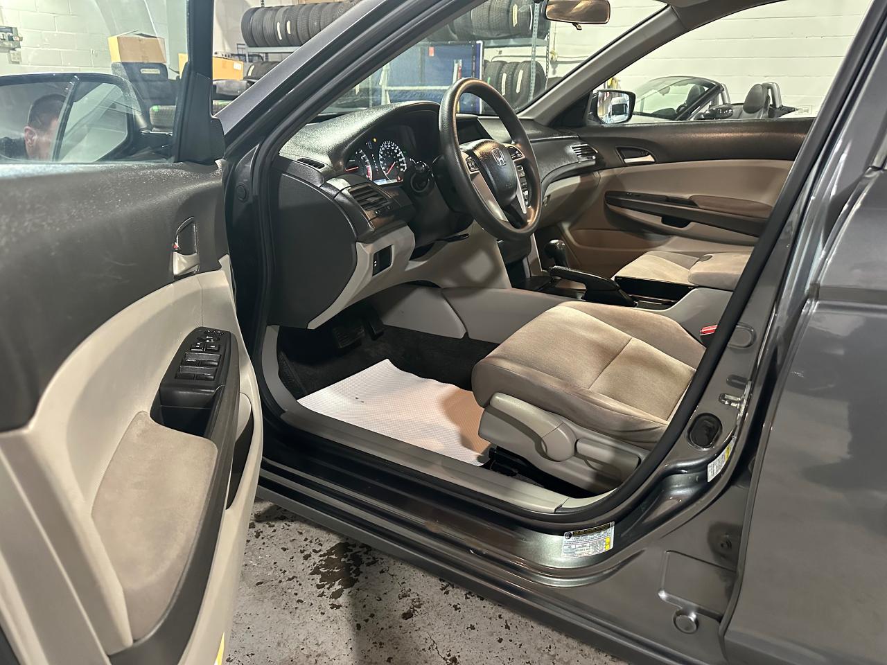 2010 Honda Accord ONE OWNER | NO ACCIDENTS | LOW MILLEAGE - Photo #8