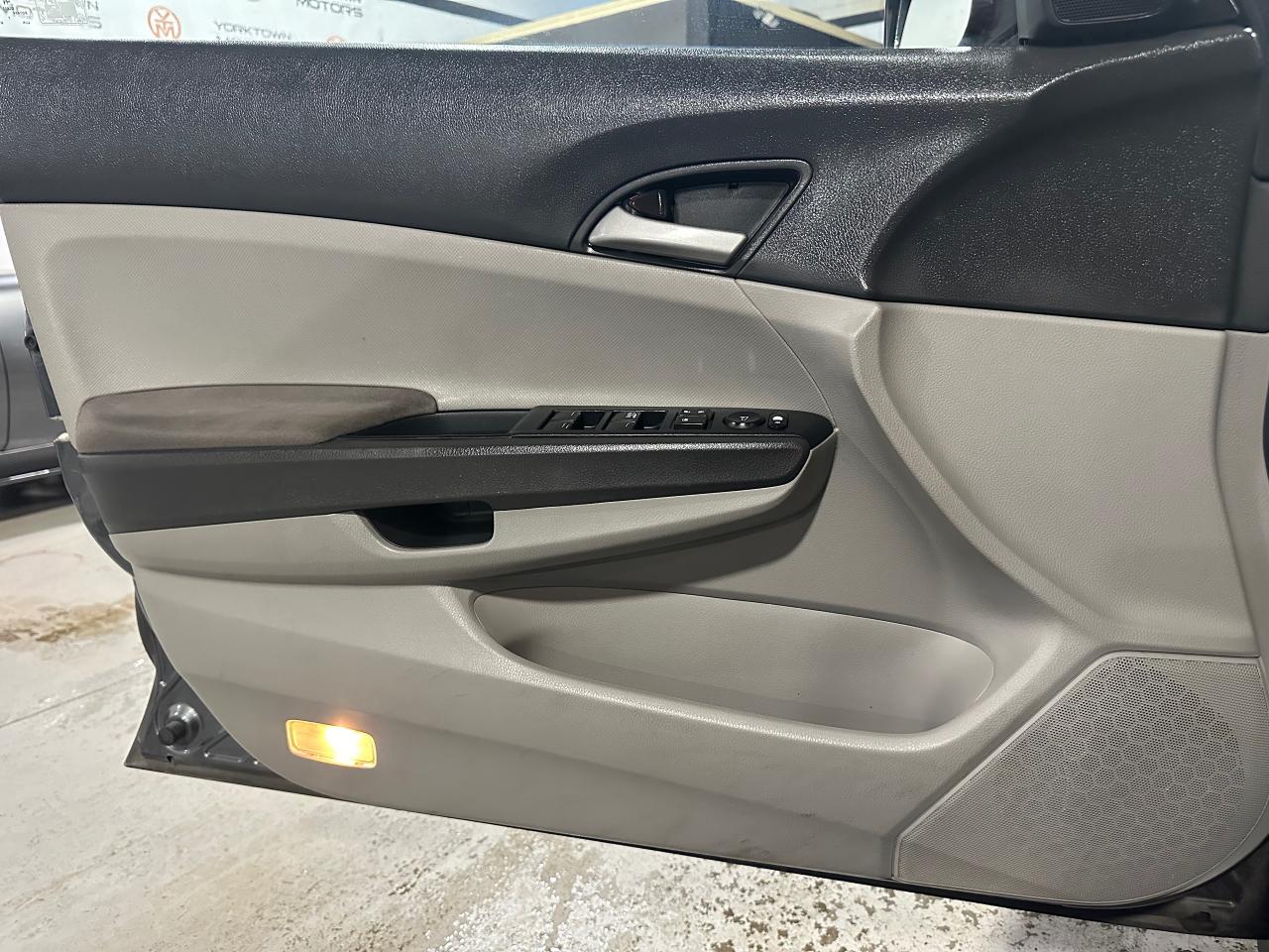 2010 Honda Accord ONE OWNER | NO ACCIDENTS | LOW MILLEAGE - Photo #11