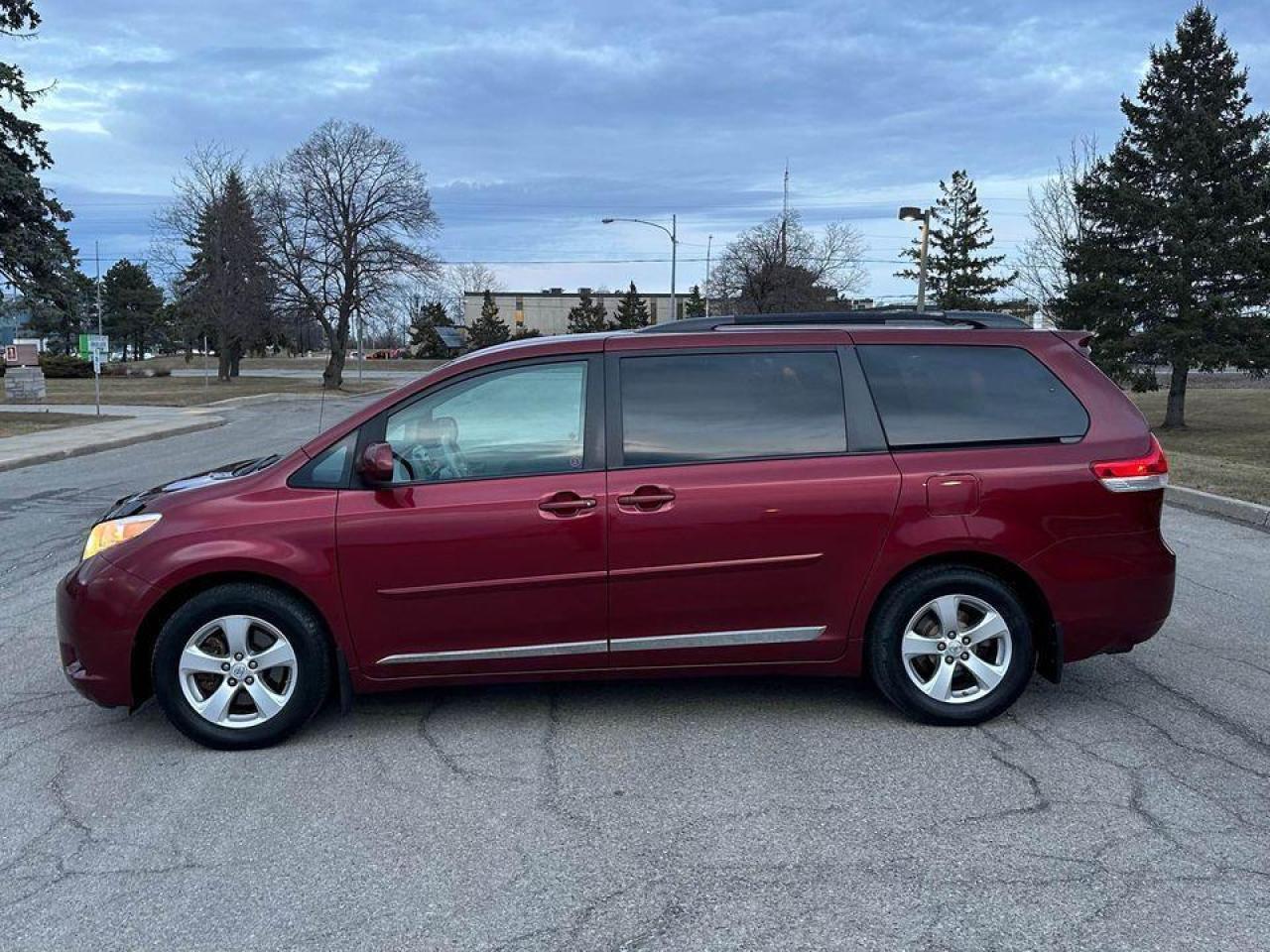 2013 Toyota Sienna LE 8-Pass Certified - Photo #4