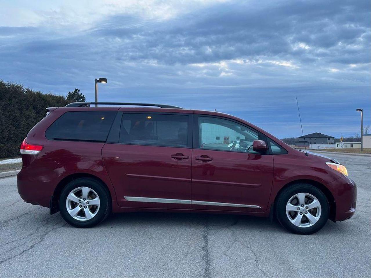 2013 Toyota Sienna LE 8-Pass Certified Photo4