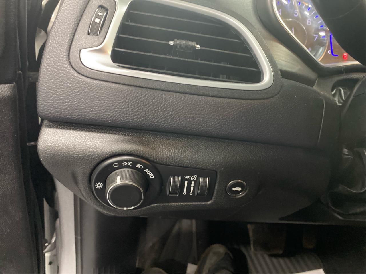 2015 Chrysler 200 4dr Sdn LX FWD Photo