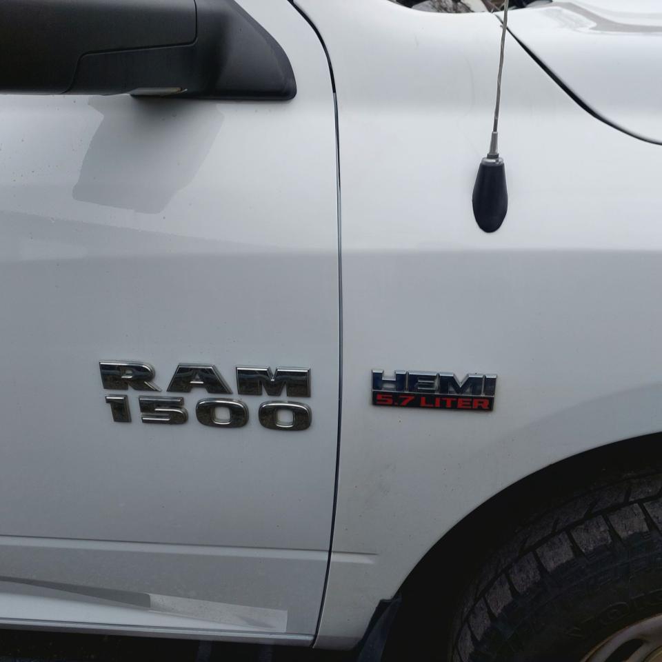 2015 RAM 1500 4WD Crew Cab 140.5" - Photo #7