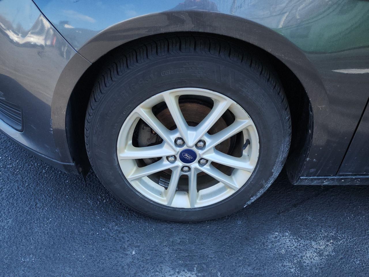 2016 Ford Focus SE Photo3