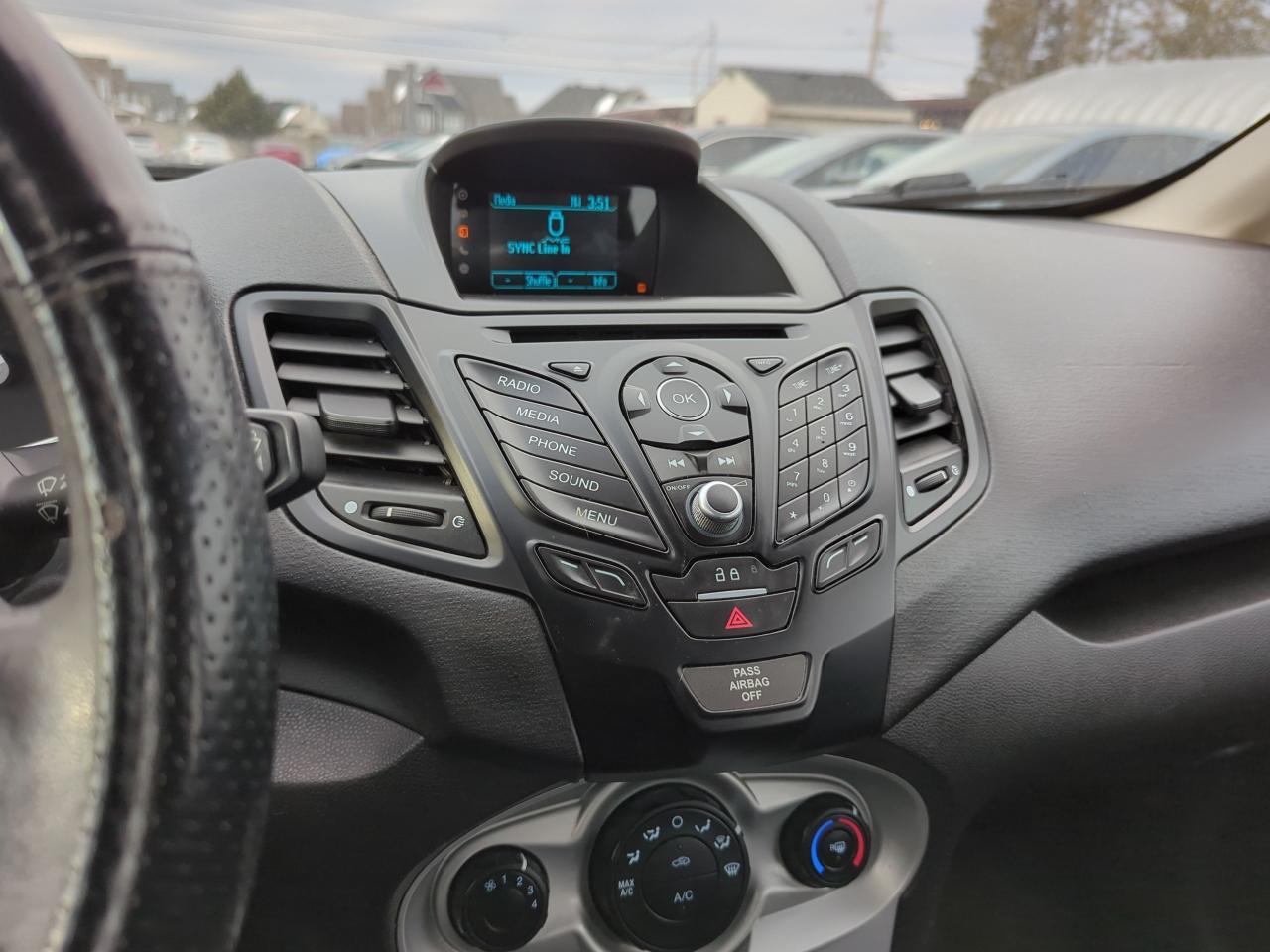 2016 Ford Fiesta SE - Photo #6