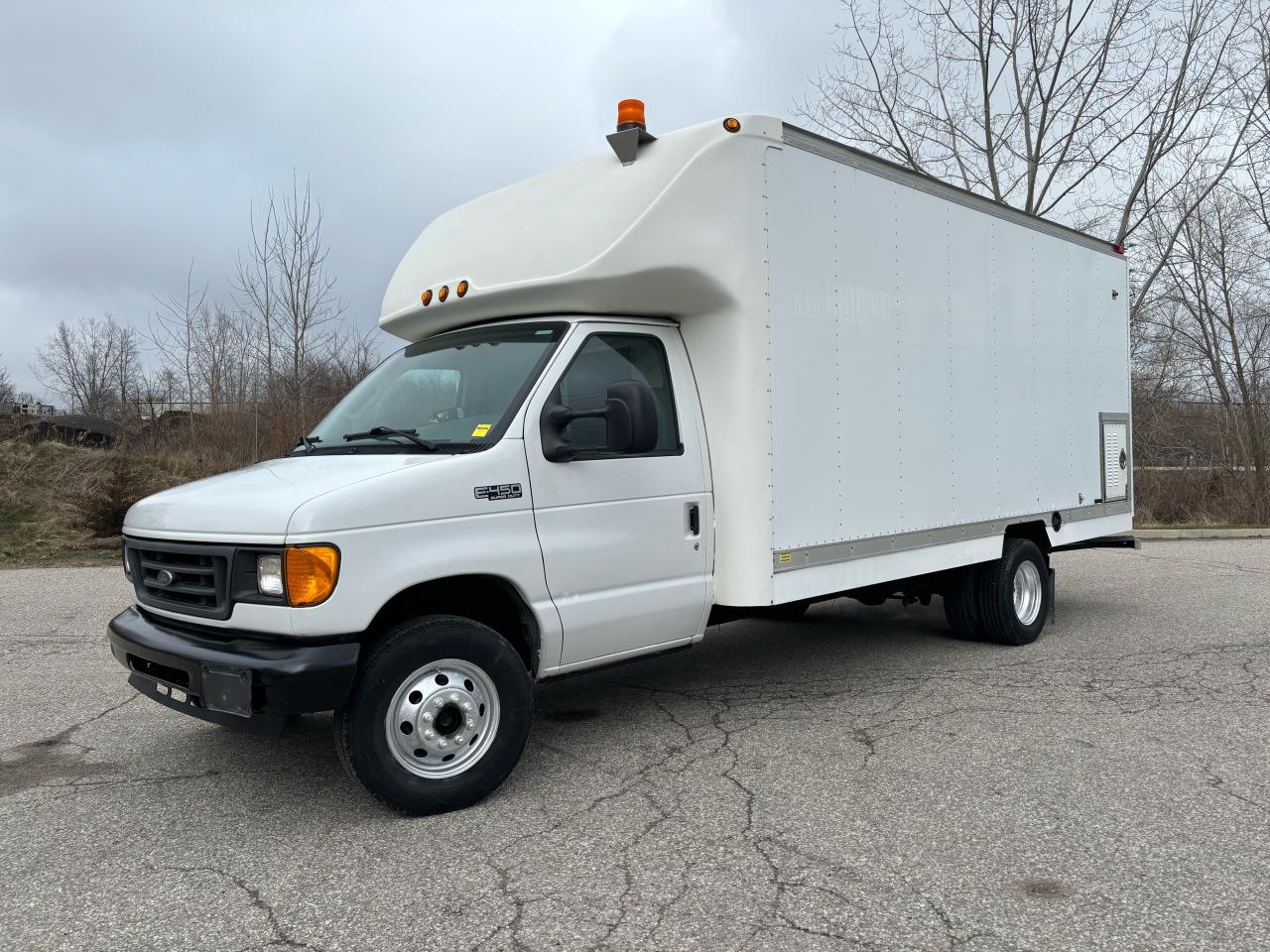 Used 2005 Ford E450 service truck for sale in Brantford, ON