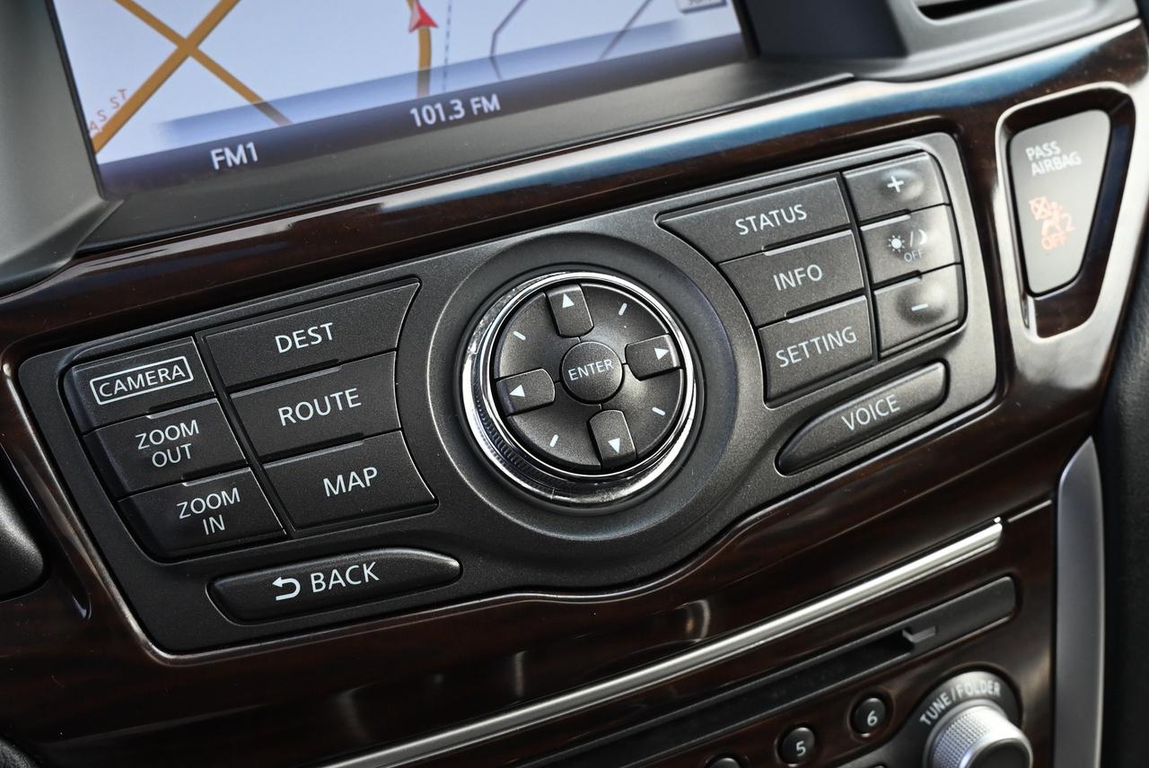 2016 Nissan Pathfinder SL Photo