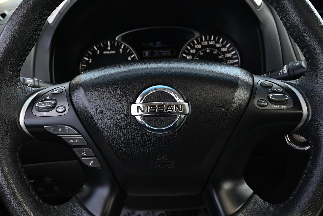 2016 Nissan Pathfinder SL Photo