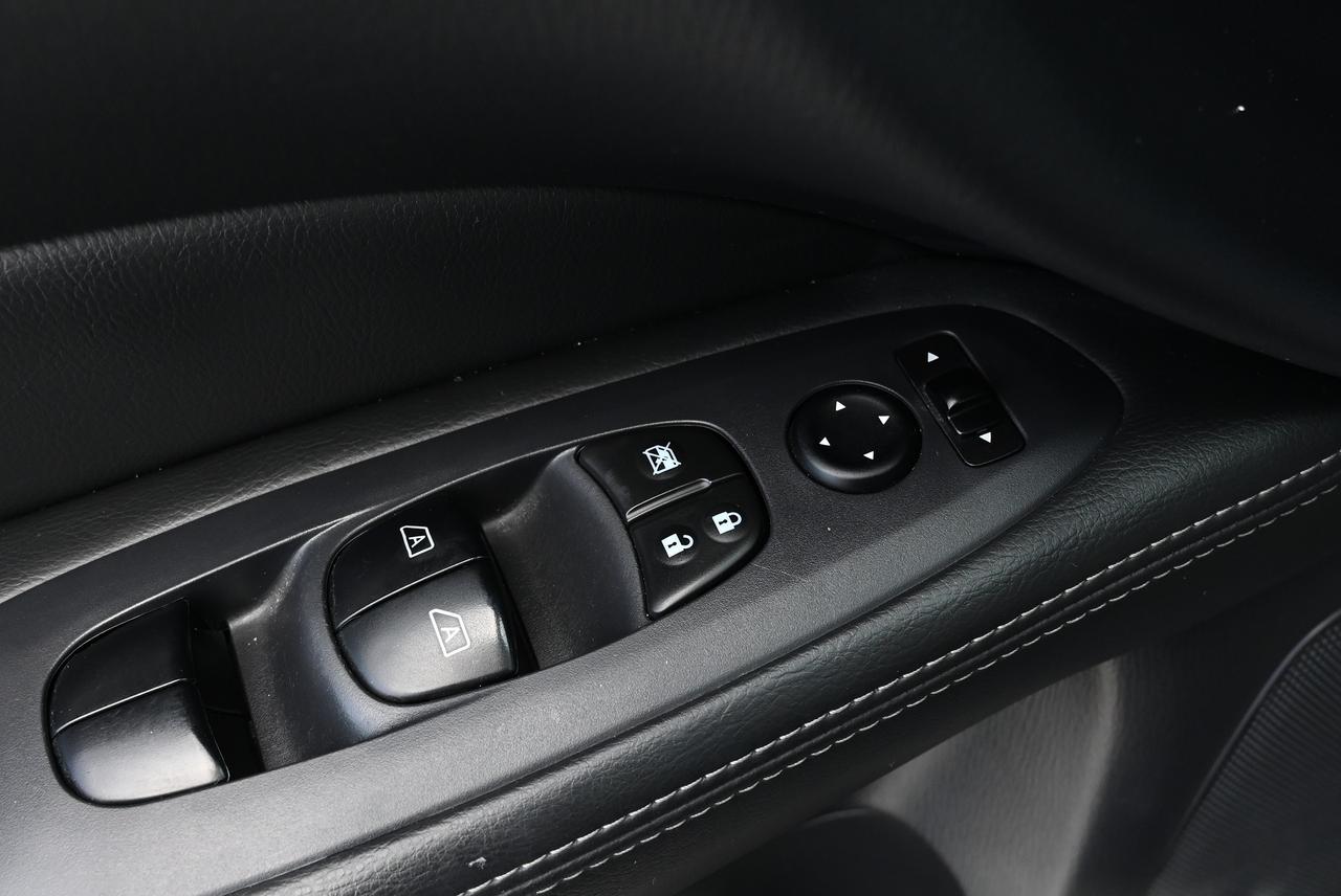 2016 Nissan Pathfinder SL Photo