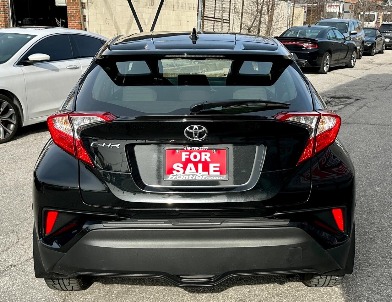 2022 Toyota C-HR XLE Premium Photo4