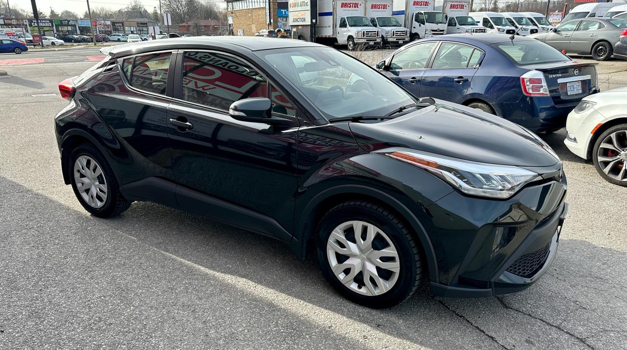 2022 Toyota C-HR XLE Premium Photo3