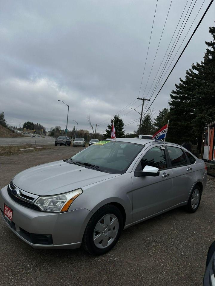 2009 Ford Focus SE - Photo #2