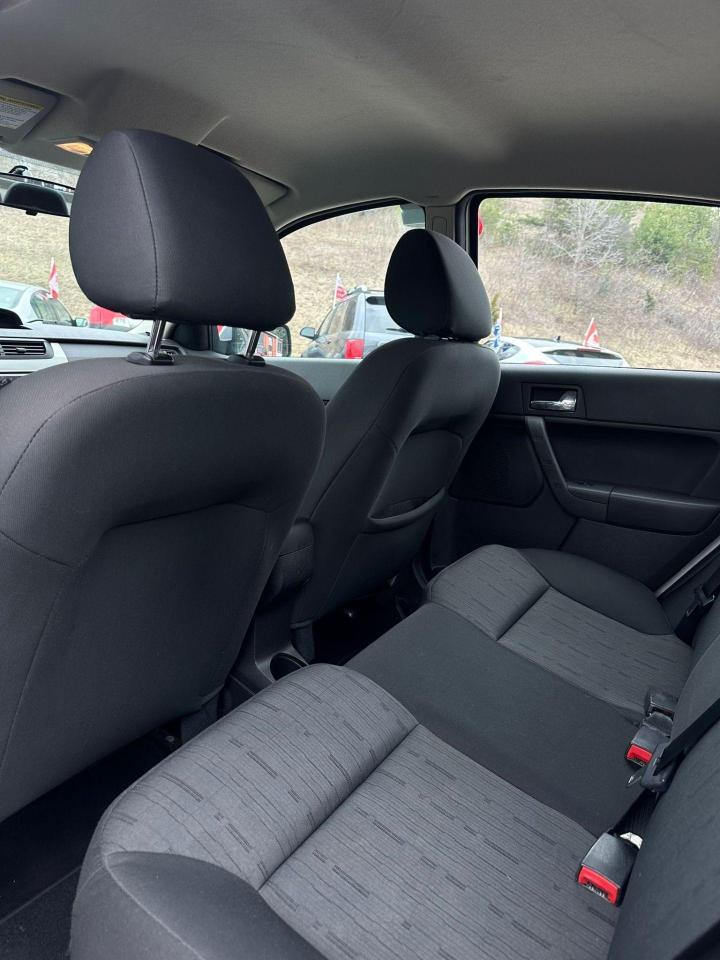 2009 Ford Focus SE - Photo #9
