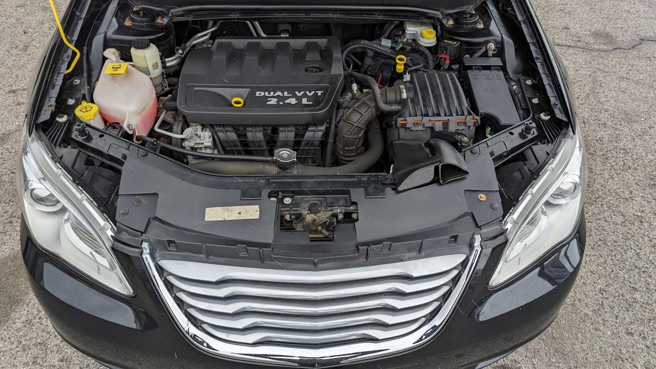 2014 Chrysler 200 LX - Photo #20