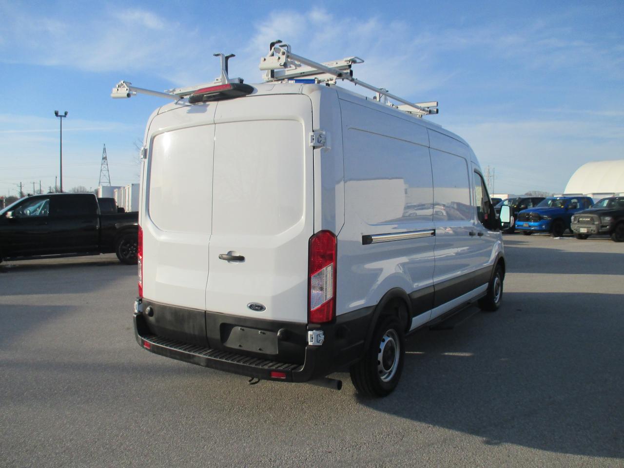 2020 Ford Transit 250 T-250 148" Med Rf 9070 GVWR RWD.LADDER RACKS,SHELV - Photo #4