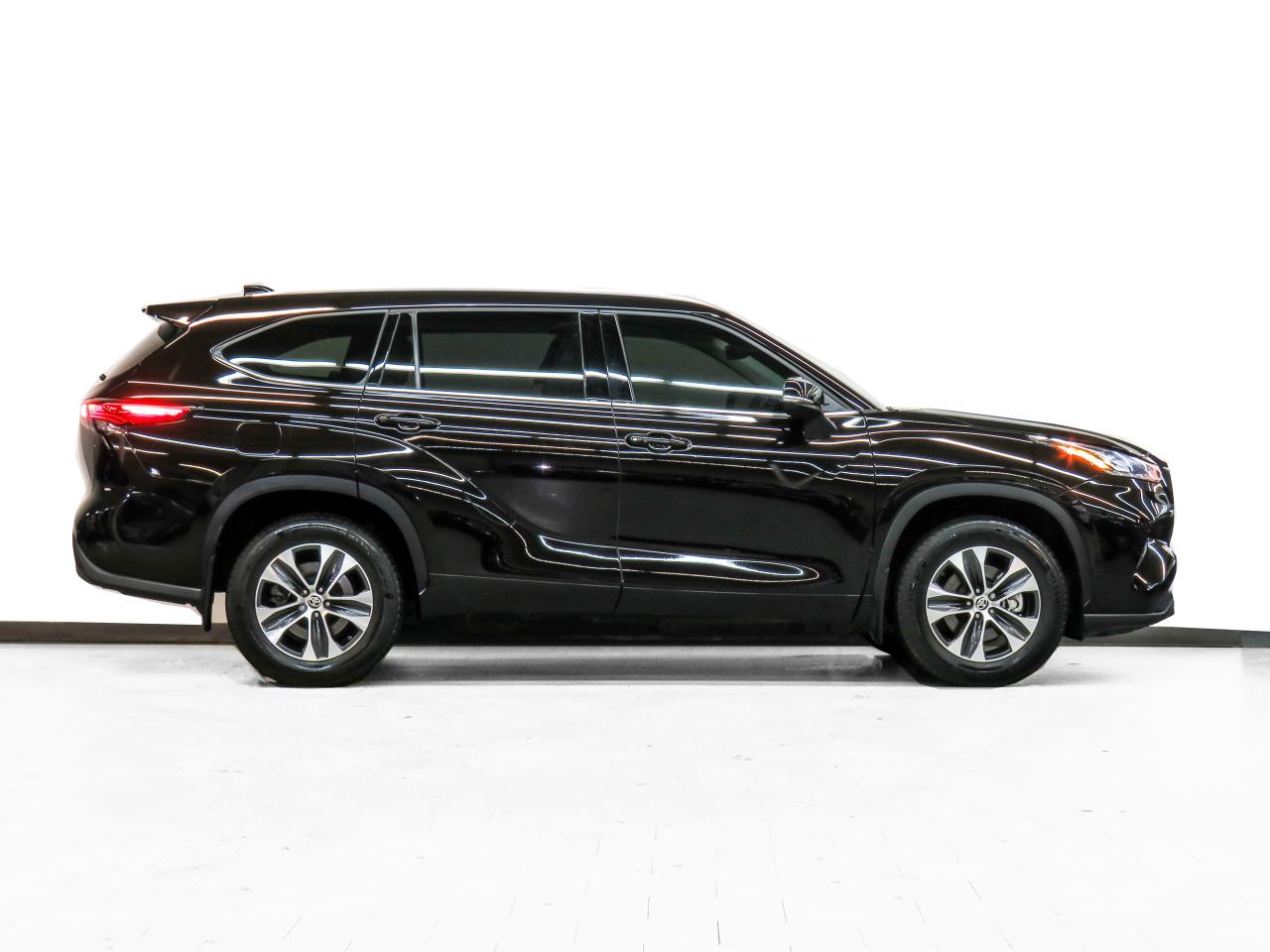 2022 Toyota Highlander XLE | AWD | 8 Pass | Leather | Sunroof | CarPlay