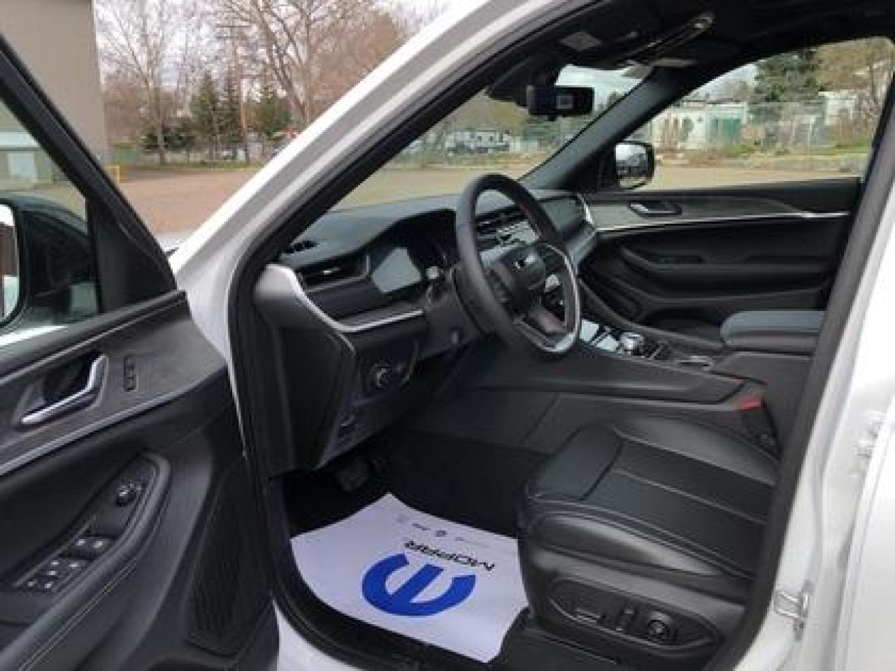 2024 Jeep Grand Cherokee Limited, BLACK APPEARANCE, LUXURY TECH GROUP #148 Photo3