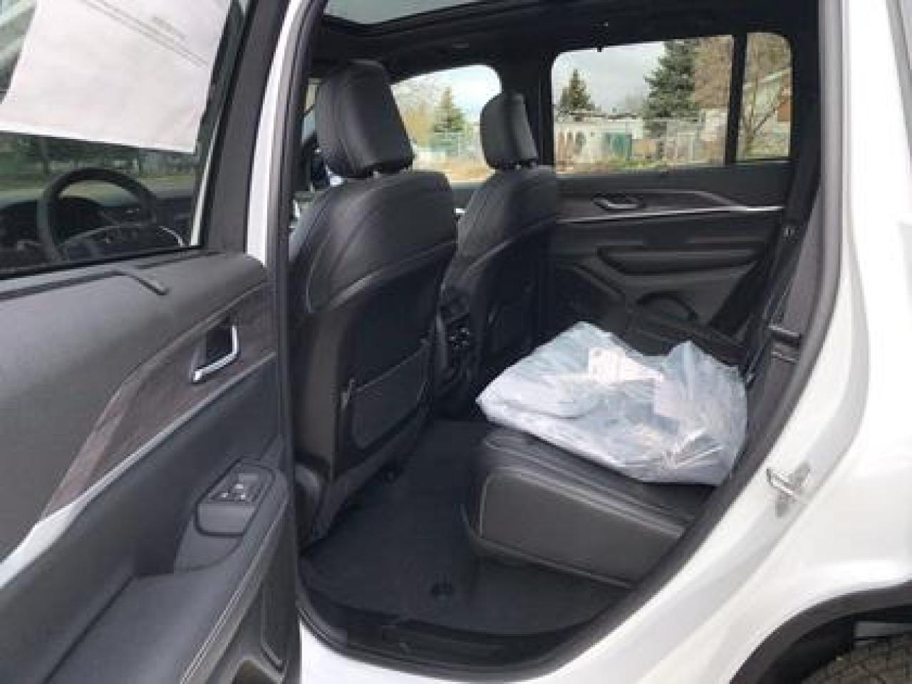 2024 Jeep Grand Cherokee Limited, BLACK APPEARANCE, LUXURY TECH GROUP #148 Photo4