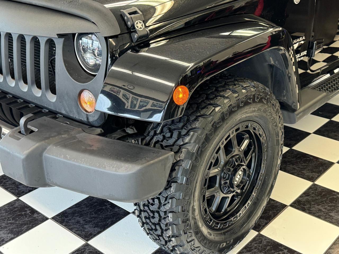 2017 Jeep Wrangler Unlimited Sahara 4WD+New Tires+Alloys+AccidentFree - Photo #35