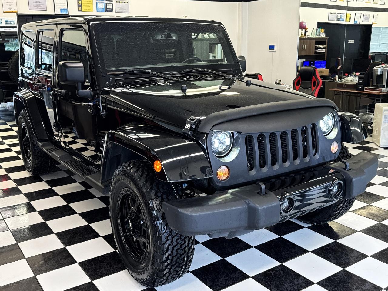 2017 Jeep Wrangler Unlimited Sahara 4WD+New Tires+Alloys+AccidentFree - Photo #5