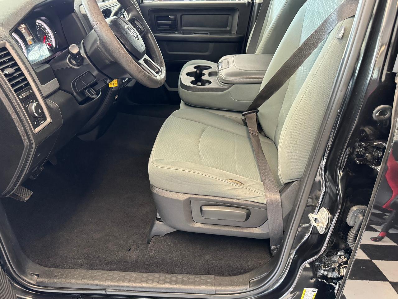 2019 RAM 1500 Classic Express 4x4 5.7L V8 HEMI Quad Cab 6'4" Box+Camera Photo75