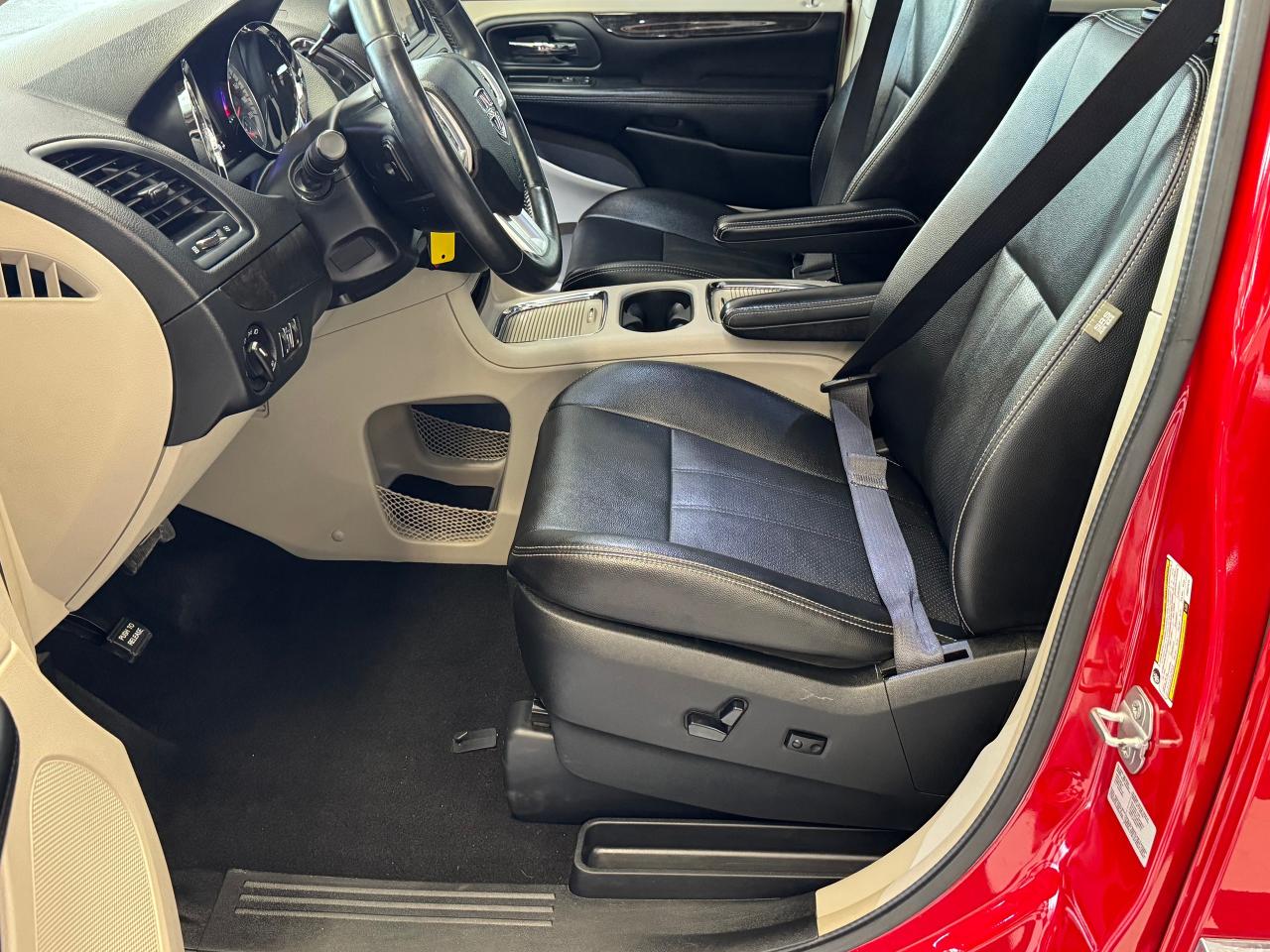 2015 Dodge Grand Caravan Crew PLUS+PWR Doors+GPS+Camera+Roof+CLEAN CARFAX - Photo #24