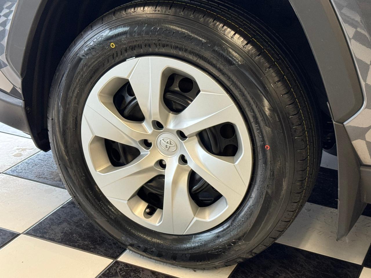 2021 Toyota RAV4 LE AWD+ApplePlay+Adaptive Cruise+CLEAN CARFAX - Photo #54