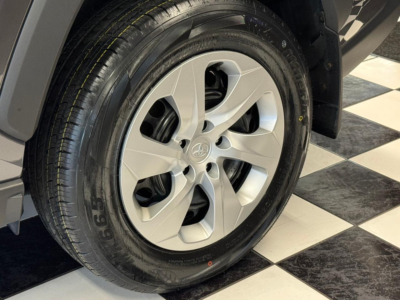 2021 Toyota RAV4 LE AWD+ApplePlay+Adaptive Cruise+CLEAN CARFAX - Photo #55